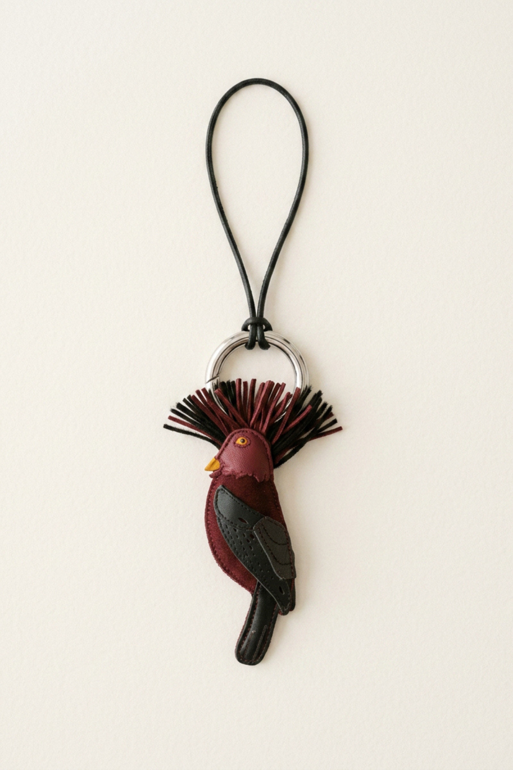 Porte clé oiseau coq-de-roche en cuir agneau et lien en cuir