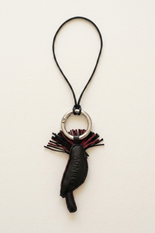 Porte cle en cuir agneau en forme oiseau coq de roche et lien en cuir