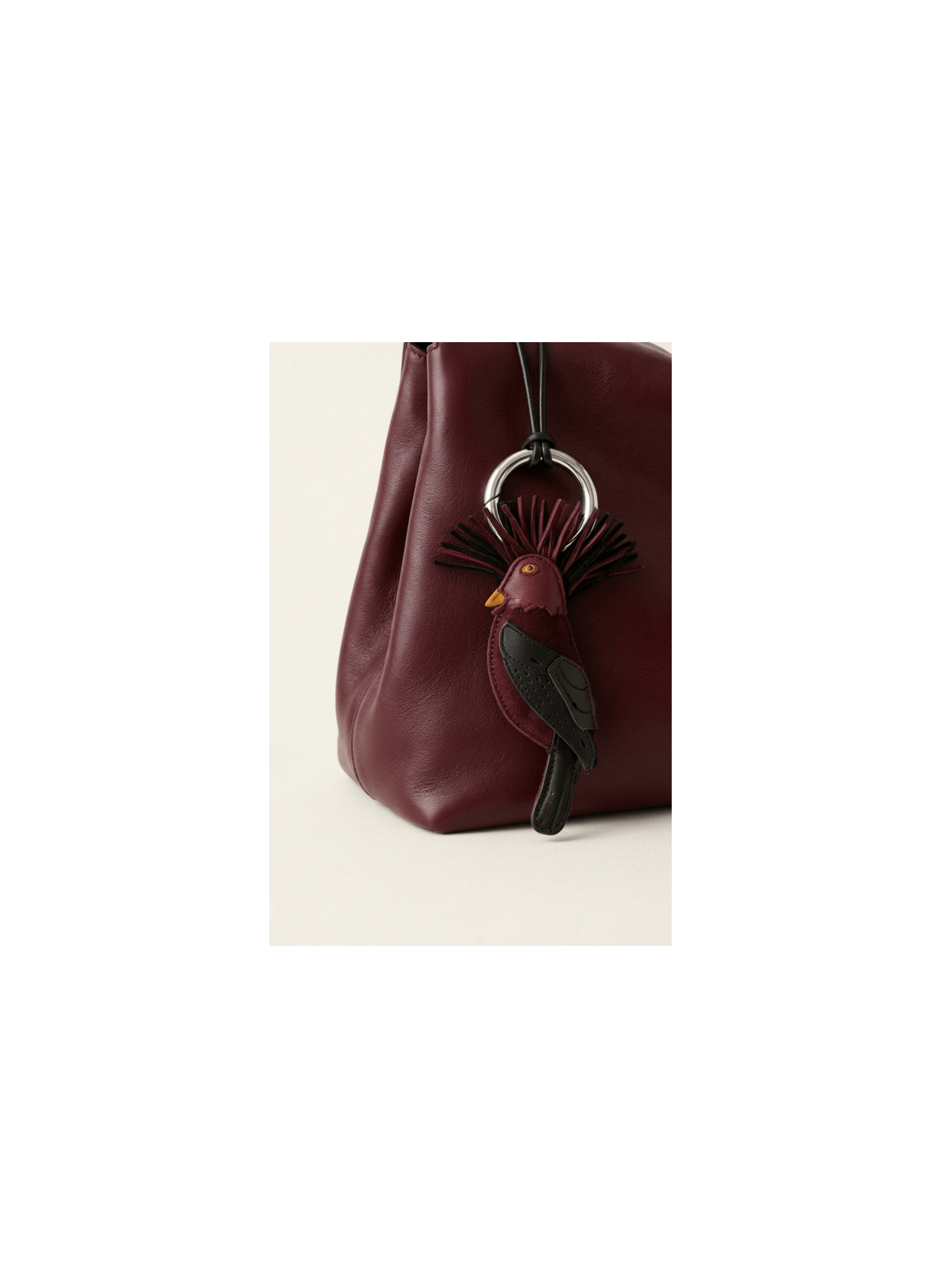 Porte cle en cuir agneau en forme oiseau coq de roche et lien en cuir
