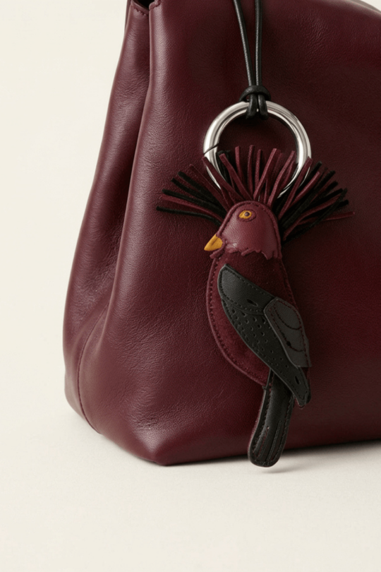 Porte clé oiseau coq-de-roche en cuir agneau et lien en cuir
