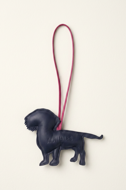 Bijou en cuir agneau avec tete de chien et lien en cuir