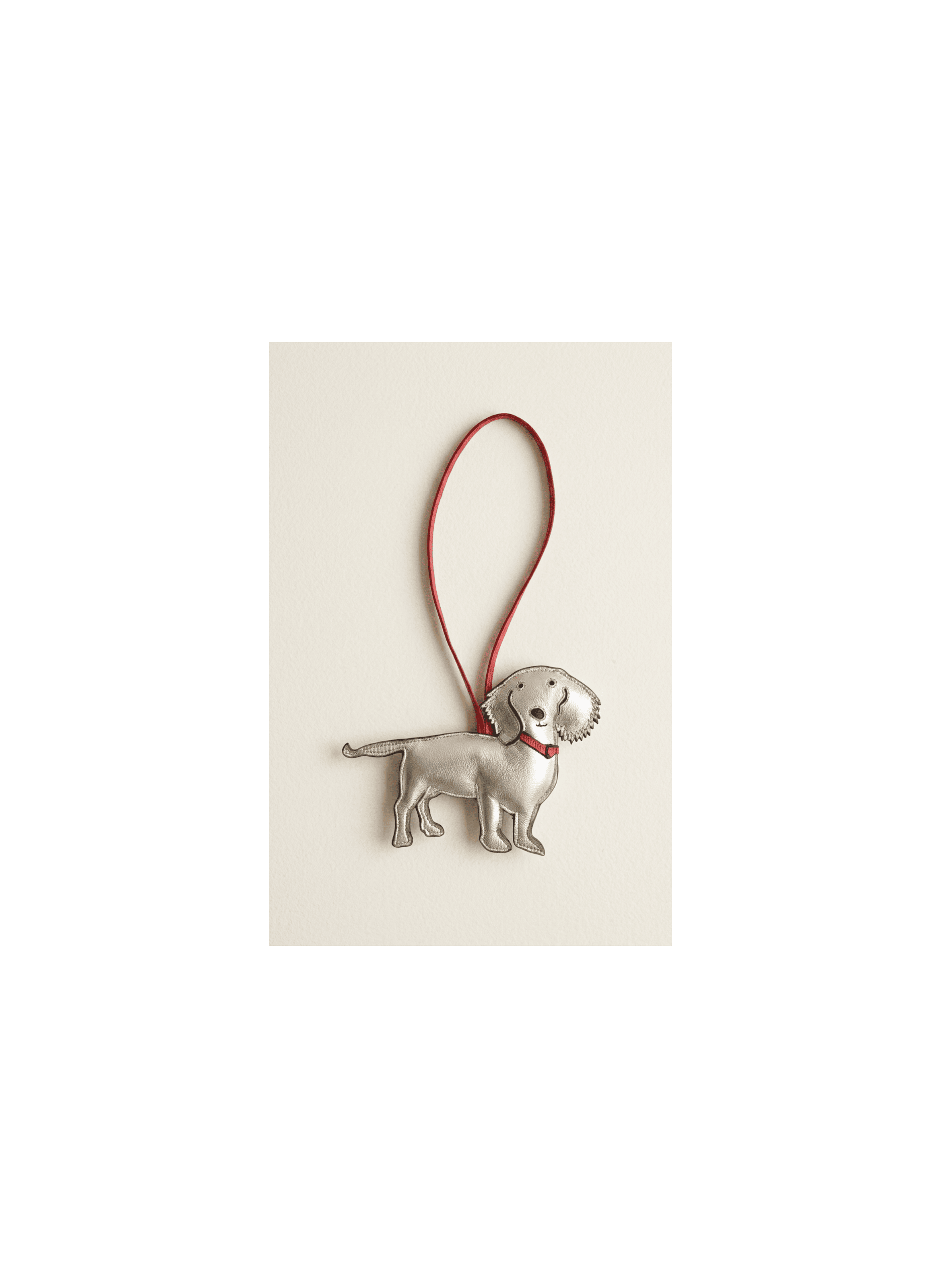 Bijou en cuir agneau avec tete de chien et lien en cuir
