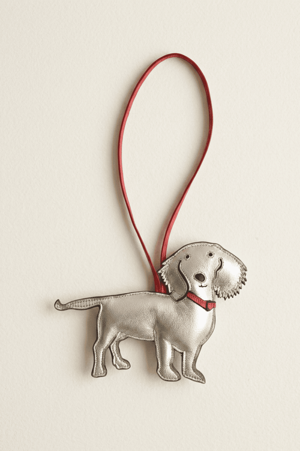 Bijou en cuir agneau avec tete de chien et lien en cuir