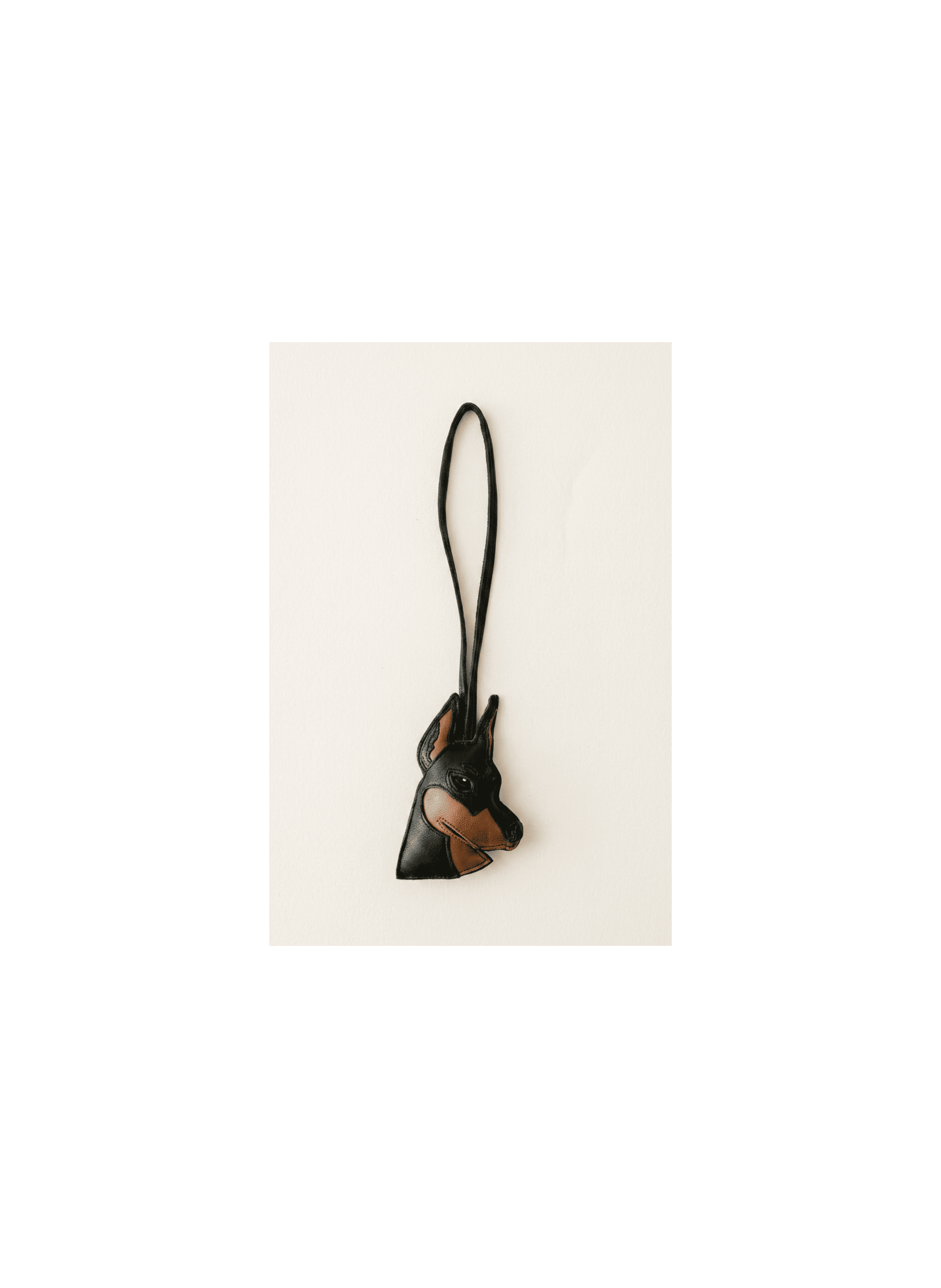 Bijou en cuir agneau avec tete de chien et lien en cuir