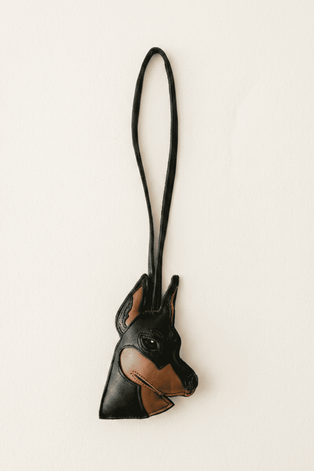 Bijou en cuir agneau avec tete de chien et lien en cuir