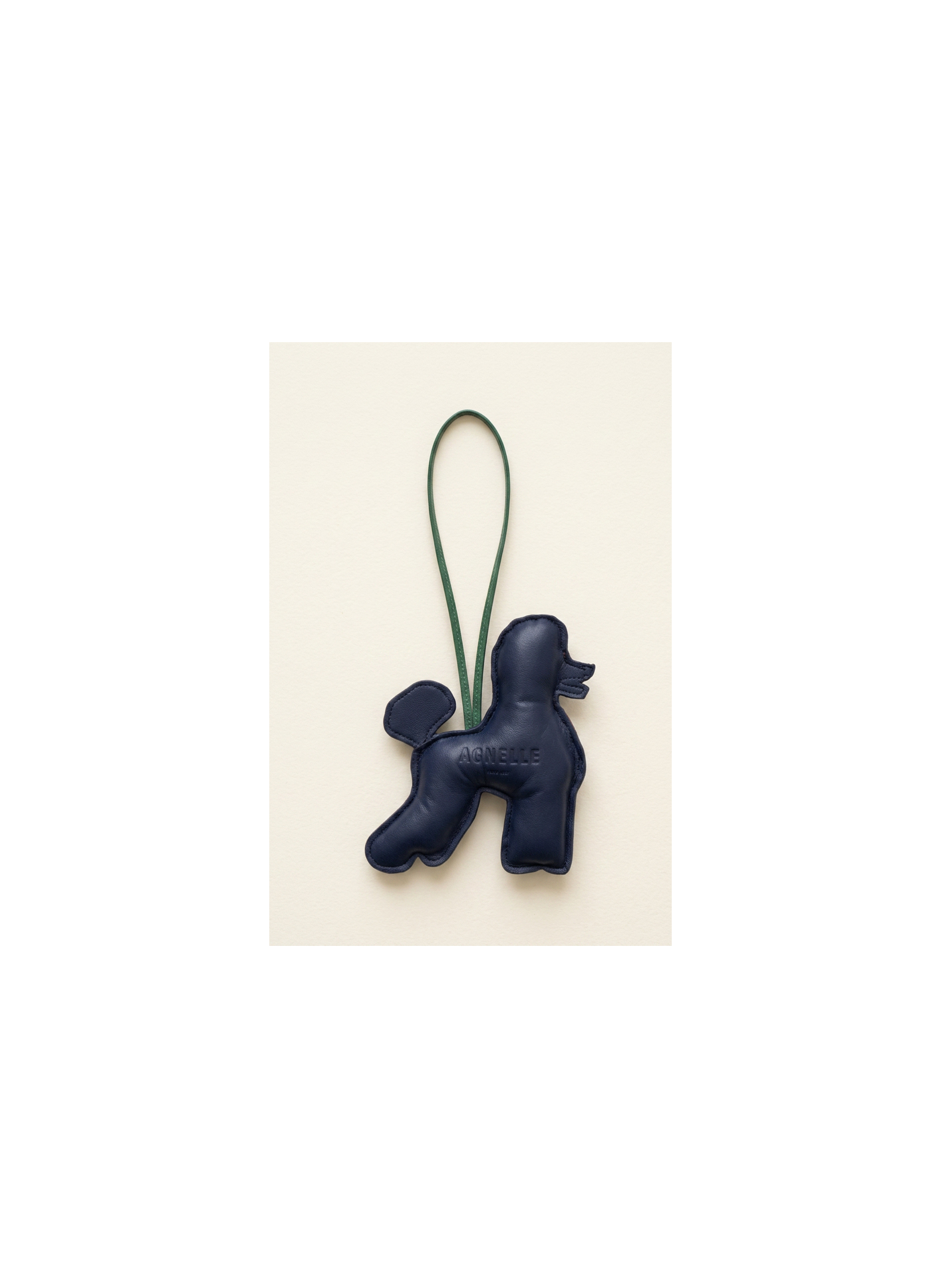 Bijou en cuir agneau avec tete de chien et lien en cuir