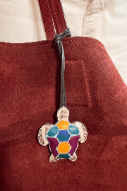 Porte cle en cuir agneau en forme de tortue et lien en cuir